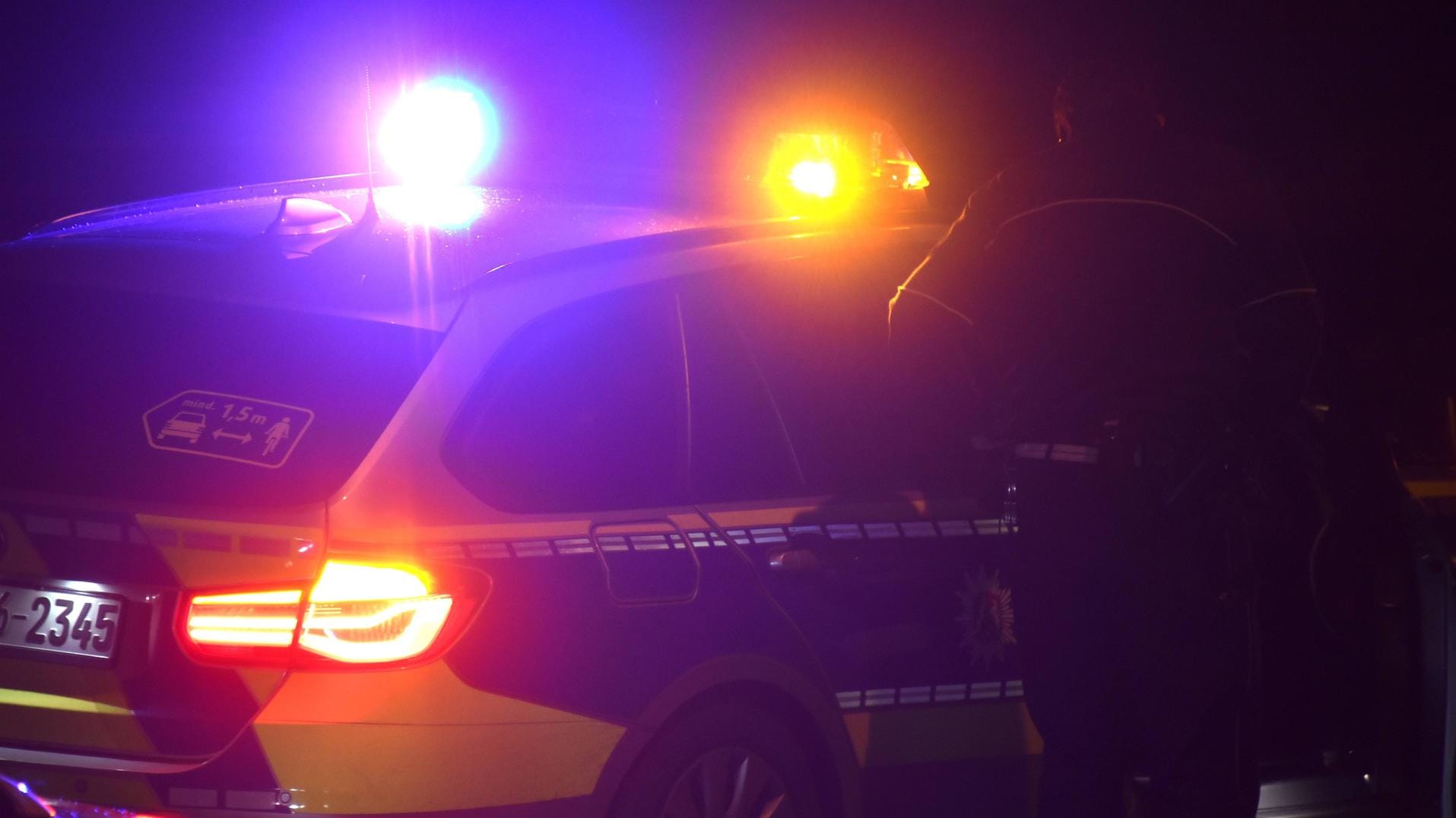 Ein Polizeiauto mit Blaulicht: In Bayern hat ein kleiner Junge die Polizei auf den Plan gerufen. Ein Polizeiauto mit Blaulicht: In Bayern hat ein kleiner Junge die Polizei auf den Plan gerufen.