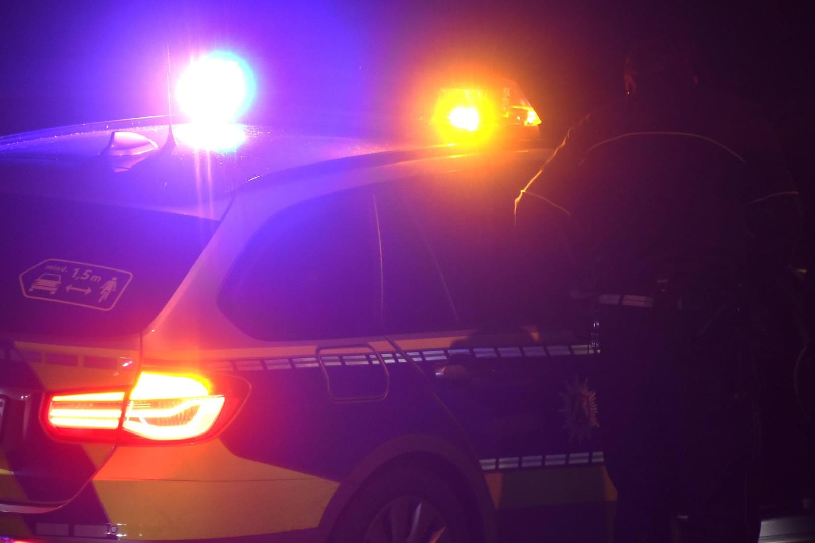 Ein Polizeiauto mit Blaulicht: In Bayern hat ein kleiner Junge die Polizei auf den Plan gerufen.