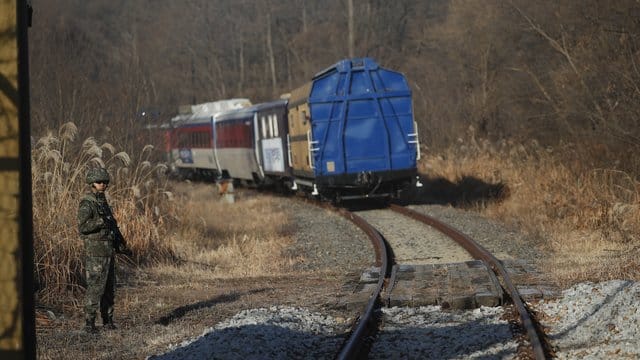 Austausch: Ein Zug mit südkoreanischen Beamten ist auf dem Weg nach Nordkorea. Austausch: Ein Zug mit südkoreanischen Beamten ist auf dem Weg nach Nordkorea.