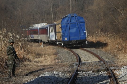 Austausch: Ein Zug mit südkoreanischen Beamten ist auf dem Weg nach Nordkorea.
