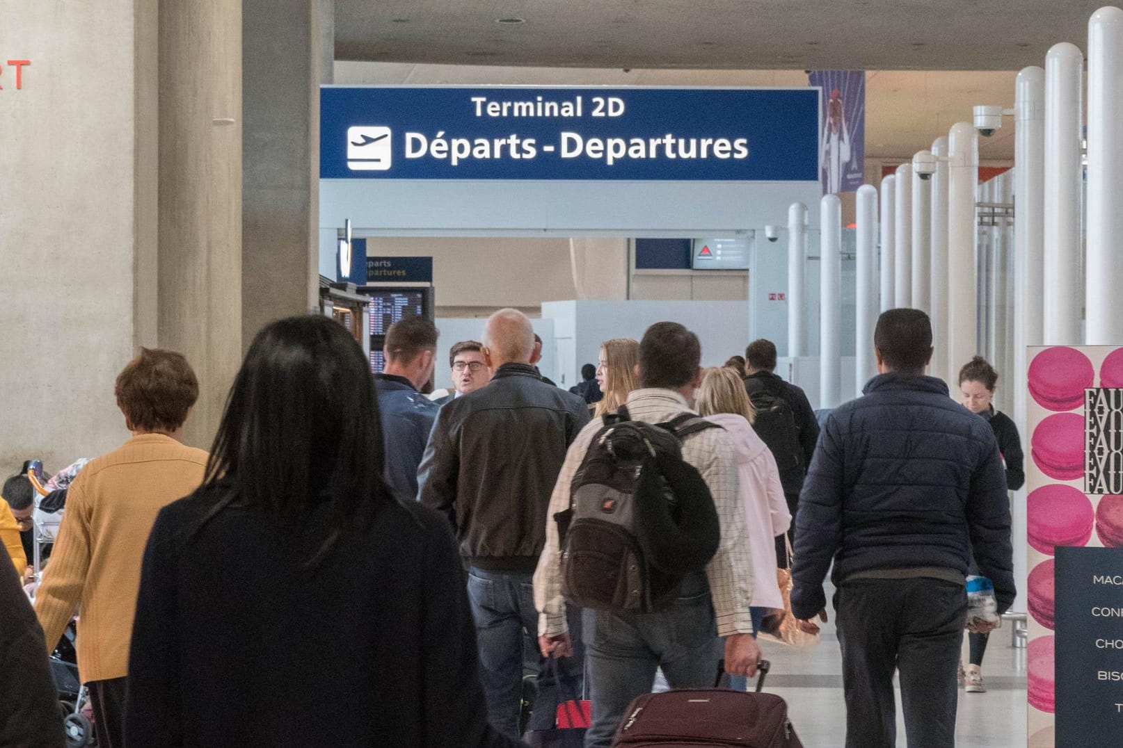 Flughafen Charles de Gaulle in Paris: Ein Paar hat hier mit Waffenattrappen für einen Polizeieinsatz gesorgt.