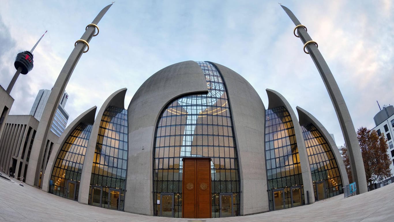 Zentralmoschee von Ditib in Köln-Ehrenfeld: In Deutschland wird seit Längerem über die politische Unabhängigkeit mancher Moscheevereine diskutiert.