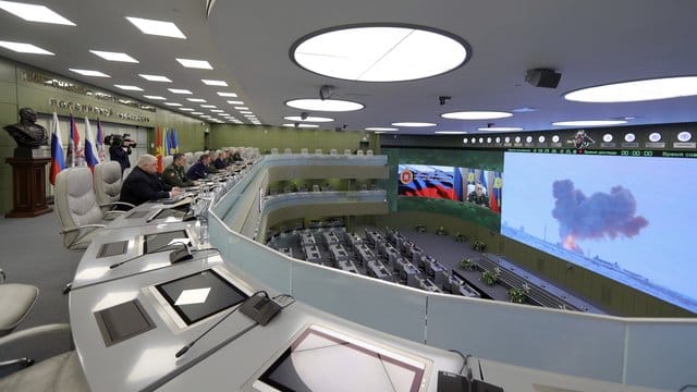 Der Teststart der Hyperschall-Rakete "Avangard" wurde auf einer großen Leinwand im Kontrollraum des russischen Verteidigungsministeriums übertragen. Der Teststart der Hyperschall-Rakete "Avangard" wurde auf einer großen Leinwand im Kontrollraum des russischen Verteidigungsministeriums übertragen.