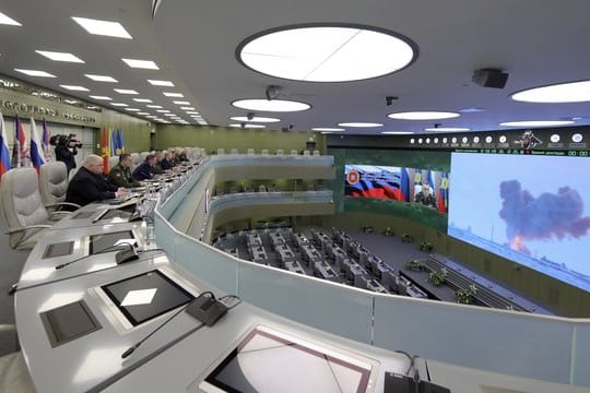 Der Teststart der Hyperschall-Rakete "Avangard" wurde auf einer großen Leinwand im Kontrollraum des russischen Verteidigungsministeriums übertragen.