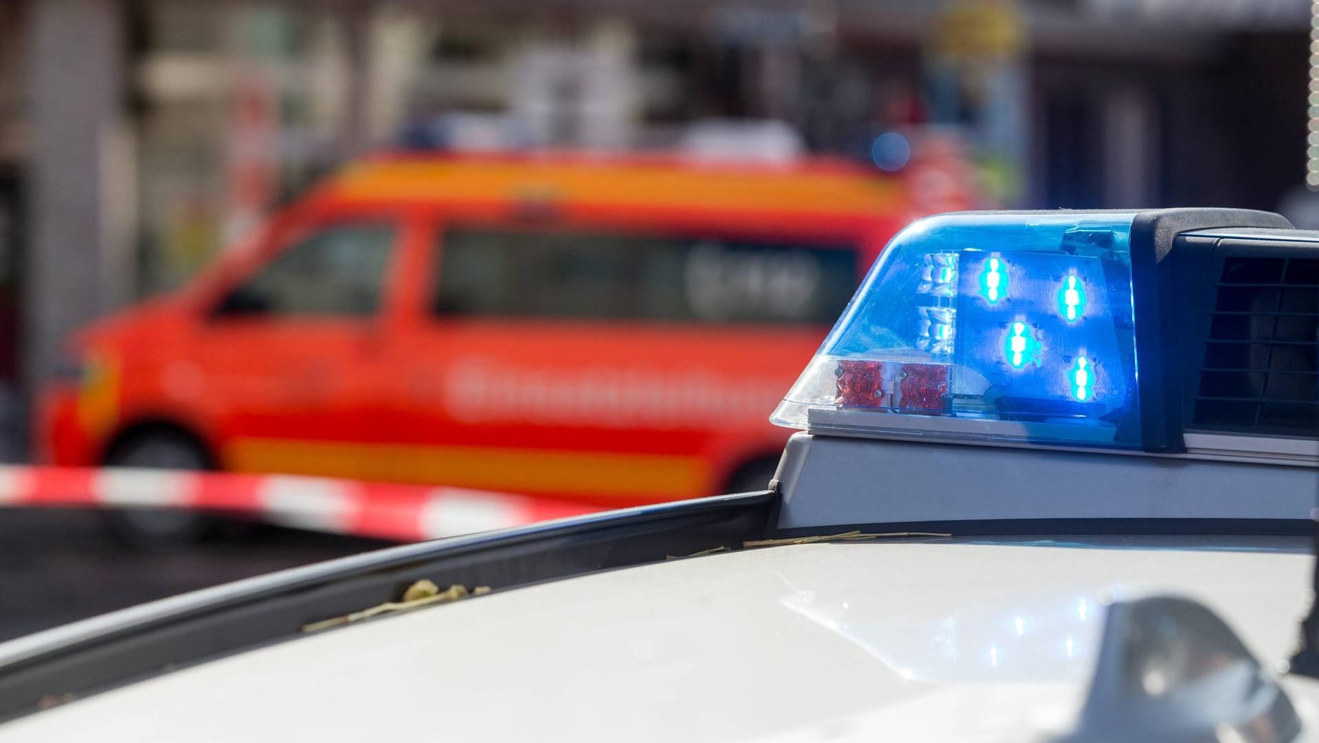 Einsatzfahrzeuge von Polizei und Feuerwehr: In Trossingen gab es bei Auseinandersetzungen in einer Disco mehrere Verletzte. Einsatzfahrzeuge von Polizei und Feuerwehr: In Trossingen gab es bei Auseinandersetzungen in einer Disco mehrere Verletzte.