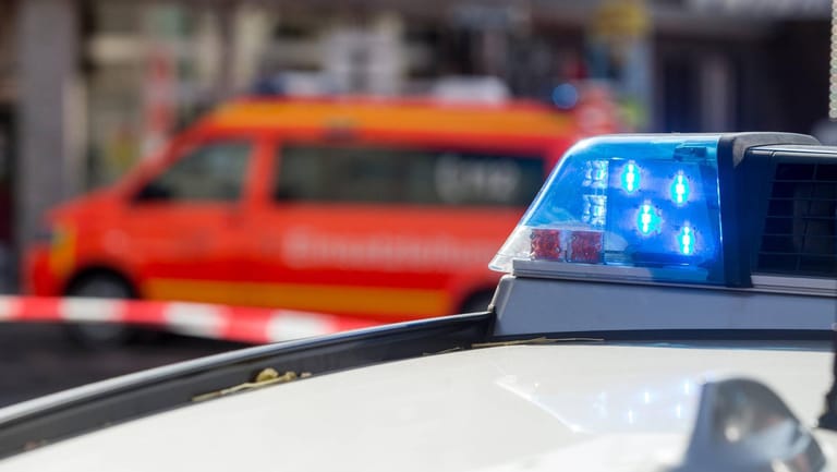 Einsatzfahrzeuge von Polizei und Feuerwehr: In Trossingen gab es bei Auseinandersetzungen in einer Disco mehrere Verletzte.