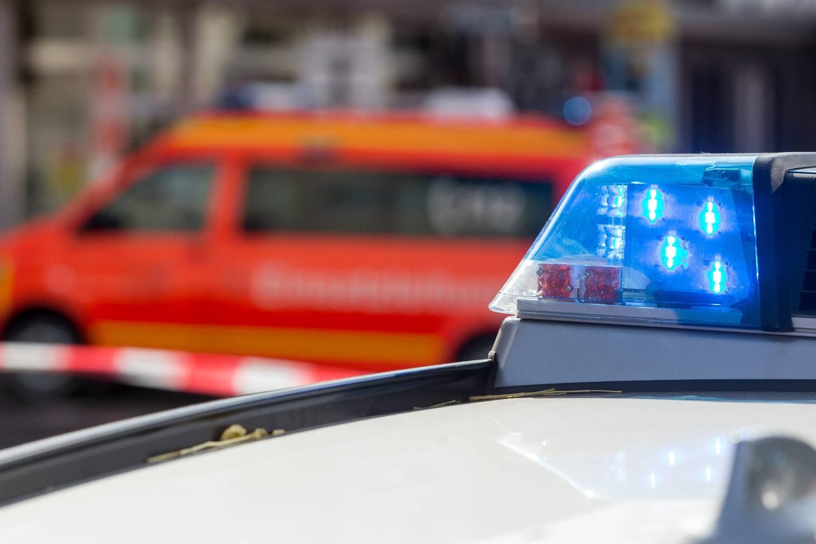 Einsatzfahrzeuge von Polizei und Feuerwehr: In Trossingen gab es bei Auseinandersetzungen in einer Disco mehrere Verletzte.