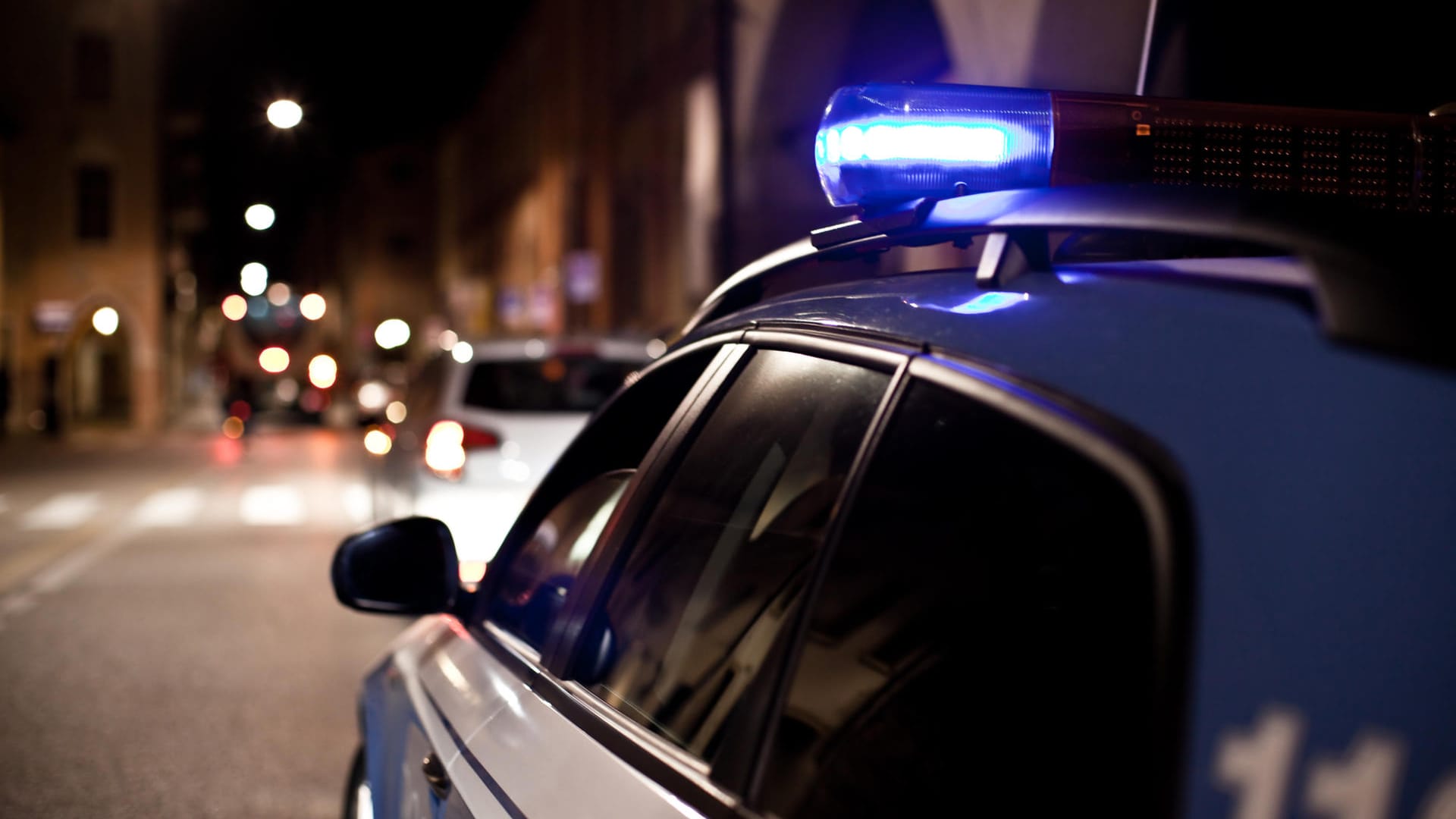 Italienisches Polizeifahrzeug mit Blaulicht: In Pesaro ist der Bruder eines Mafia-Kronzeugen erschossen worden. Italienisches Polizeifahrzeug mit Blaulicht: In Pesaro ist der Bruder eines Mafia-Kronzeugen erschossen worden.