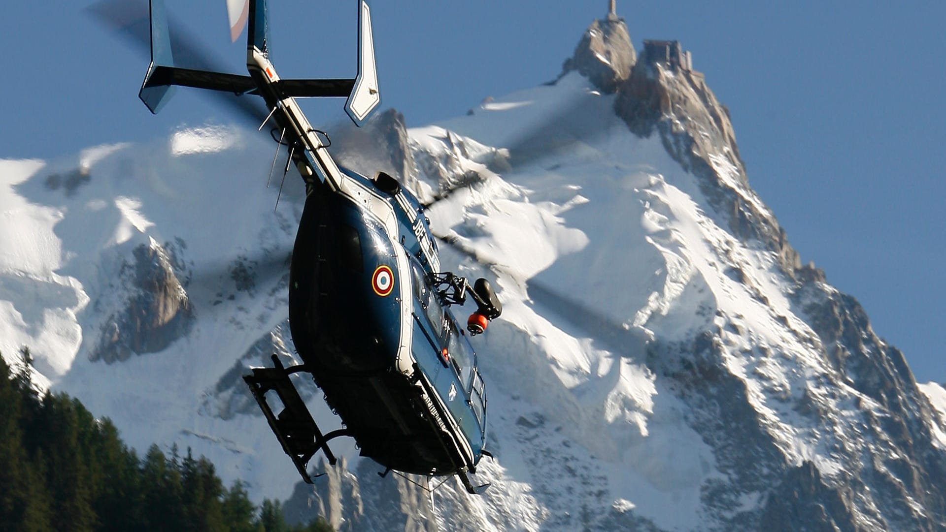 Hubschrauber der französischen Gendarmerie: Ein 12-Jähriger hat in den Alpen den Abgang einer Lawine denkbar glücklich überlebt. Hubschrauber der französischen Gendarmerie: Ein 12-Jähriger hat in den Alpen den Abgang einer Lawine denkbar glücklich überlebt.