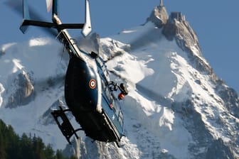Hubschrauber der französischen Gendarmerie: Ein 12-Jähriger hat in den Alpen den Abgang einer Lawine denkbar glücklich überlebt.