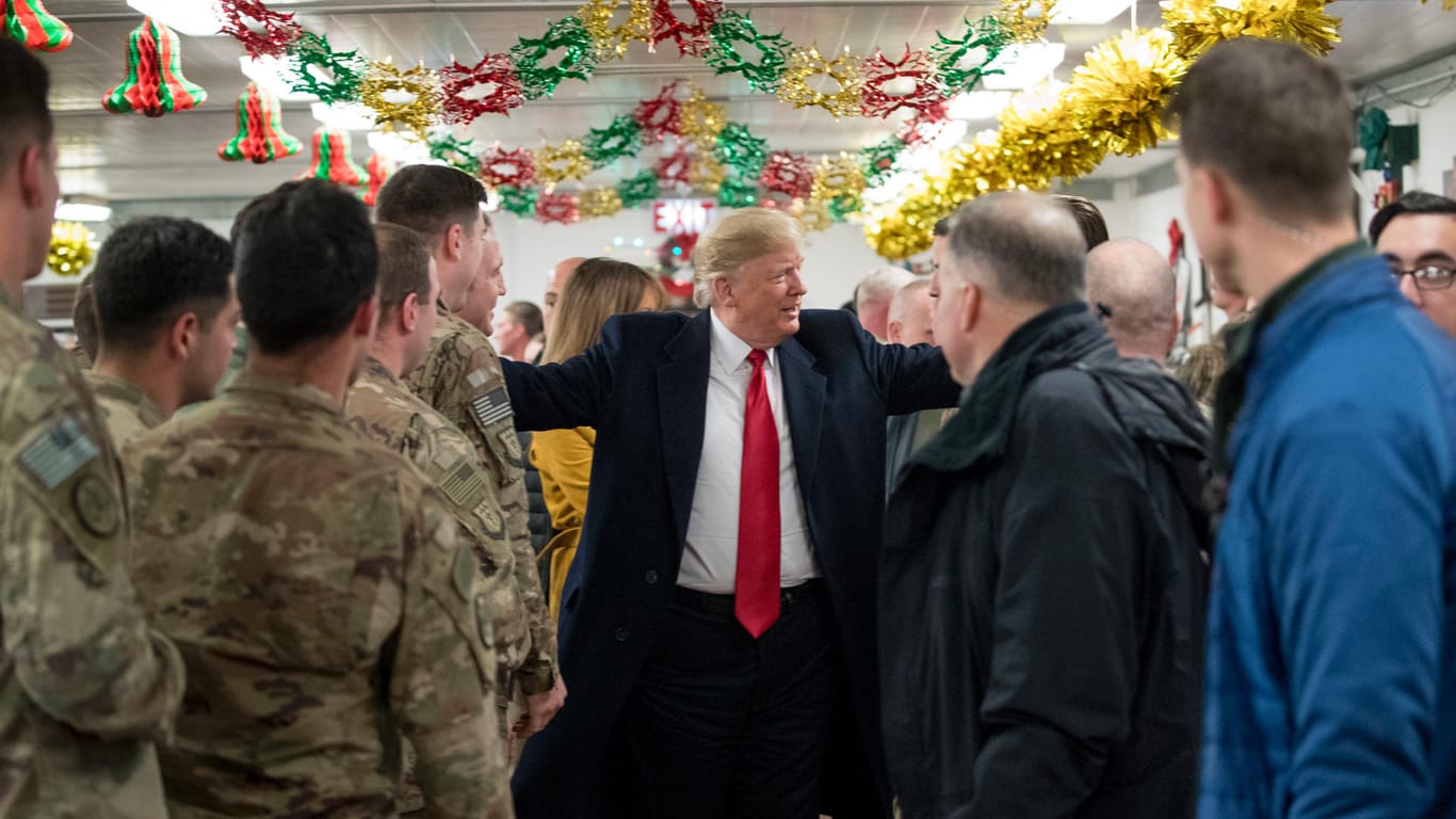 Hat Dankesgrüße aus der Heimat dabei: US-Präsident Donald Trump mit Soldaten im Irak.
