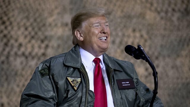 Donald Trump spricht zu Soldaten auf der Al Asad Air Base zu Soldaten. Donald Trump spricht zu Soldaten auf der Al Asad Air Base zu Soldaten.