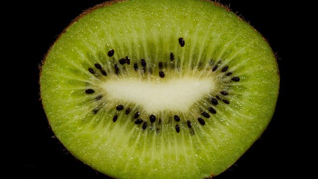 Die Kiwi enthält ein Enzym, welches Milcheiweiß in Bruchstücke spaltet und so im Zusammenspiel mit Joghurt oder Quark für einen bitteren Geschmack sorgt.