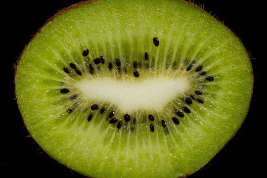 Die Kiwi enthält ein Enzym, welches Milcheiweiß in Bruchstücke spaltet und so im Zusammenspiel mit Joghurt oder Quark für einen bitteren Geschmack sorgt.