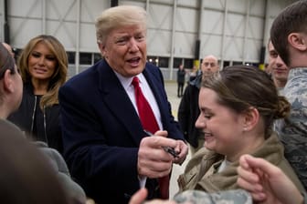 US-Präsident Donald Trump und seine Frau Melania treffen sich mit Soldaten während eines Zwischenstopps auf dem Stützpunkt der US-Luftwaffe in Ramstein.