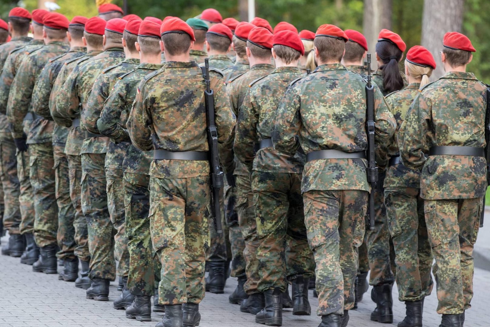 Die Bundeswehr hat Nachwuchssorgen. Besonders Ärzte und IT-Spezialisten fehlen. Laut dem Generalinspekteur der Bundeswehr Eberhard Zorn werde nun die Anwerbung von Bürgern aus anderen EU-Staaten geprüft.