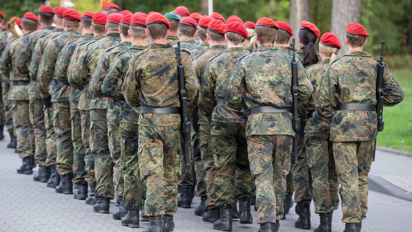 Die Bundeswehr hat Nachwuchssorgen. Besonders Ärzte und IT-Spezialisten fehlen. Laut dem Generalinspekteur der Bundeswehr Eberhard Zorn werde nun die Anwerbung von Bürgern aus anderen EU-Staaten geprüft.