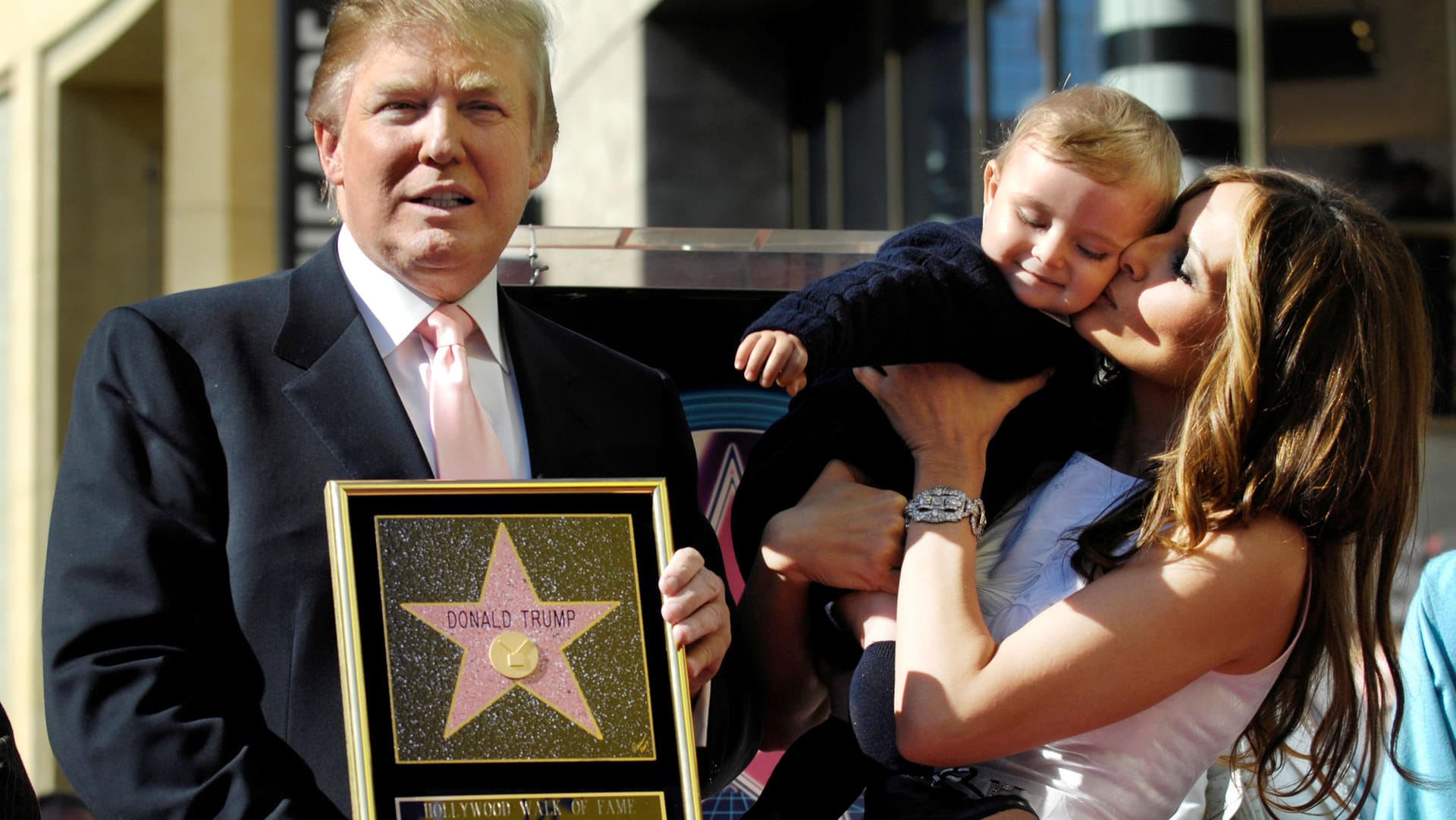 Donald Trump mit einem Replikat des Sterns: Erneut wurde das Original in Hollywood beschmiert. Donald Trump mit einem Replikat des Sterns: Erneut wurde das Original in Hollywood beschmiert.
