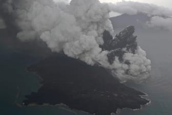 Der Vulkan Anak Krakatoa: Die indonesischen Behörden befürchten, es könnte zu neuen Ausbrüchen und Flutwellen kommen.