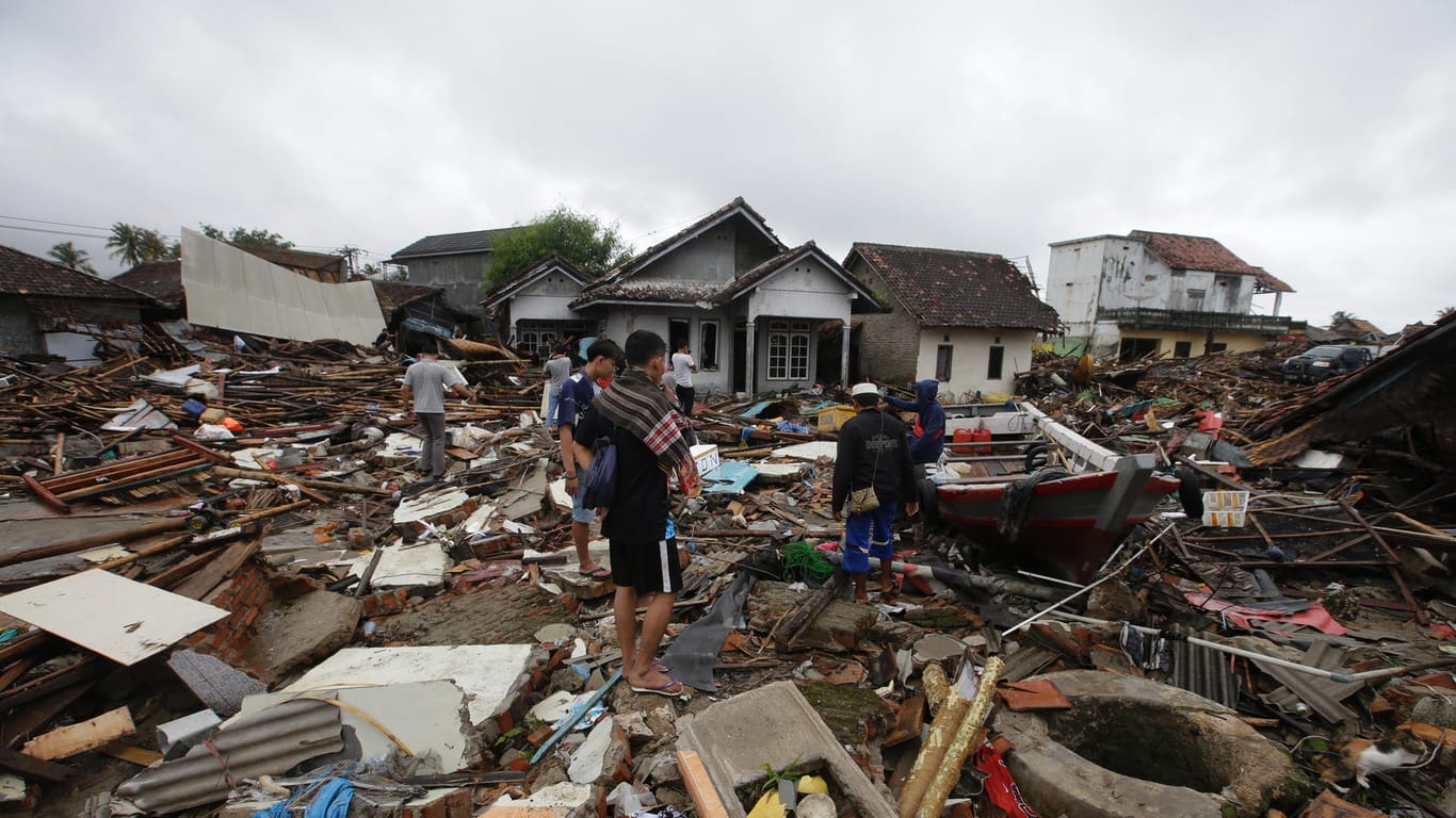 Zerstörte Häuser in Sumur: Hunderte Menschen kamen bei dem Tsunami in Indonesien ums Leben.