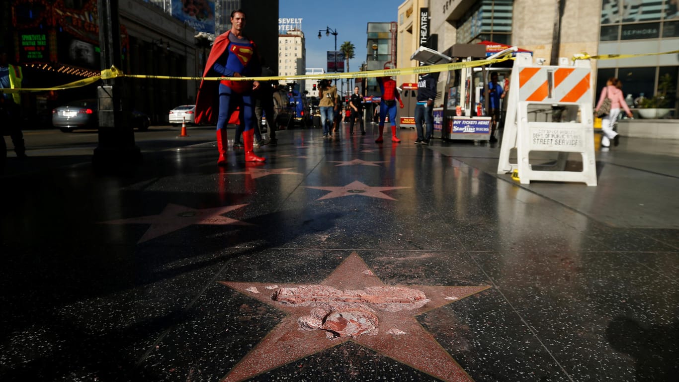 Donald Trumps Stern in Hollywood nach einer Spitzhacken-Attacke: Immer wieder suchen Aktivisten den symbolträchtigen Ort auf.