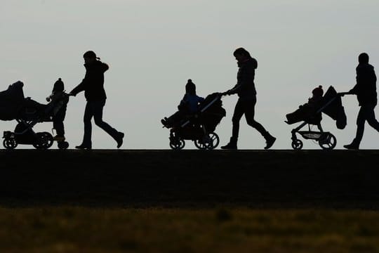Die bis November ausgezahlte Kindergeldsumme stieg auf insgesamt 33,8 Milliarden Euro an. Die bis November ausgezahlte Kindergeldsumme stieg auf insgesamt 33,8 Milliarden Euro an.