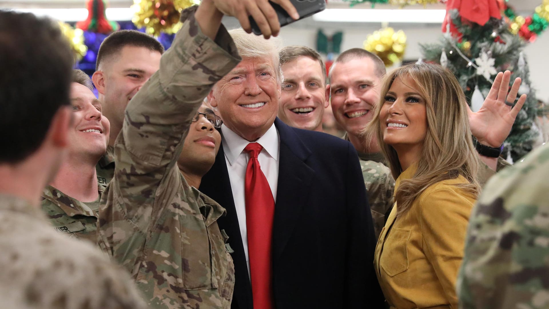 Donald Trump mit First Lady Melania im Kreise der Soldaten: Über die versprochene Gehaltserhöhung log Trump geradeheraus.