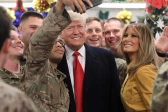 Donald Trump mit First Lady Melania im Kreise der Soldaten: Über die versprochene Gehaltserhöhung log Trump geradeheraus.