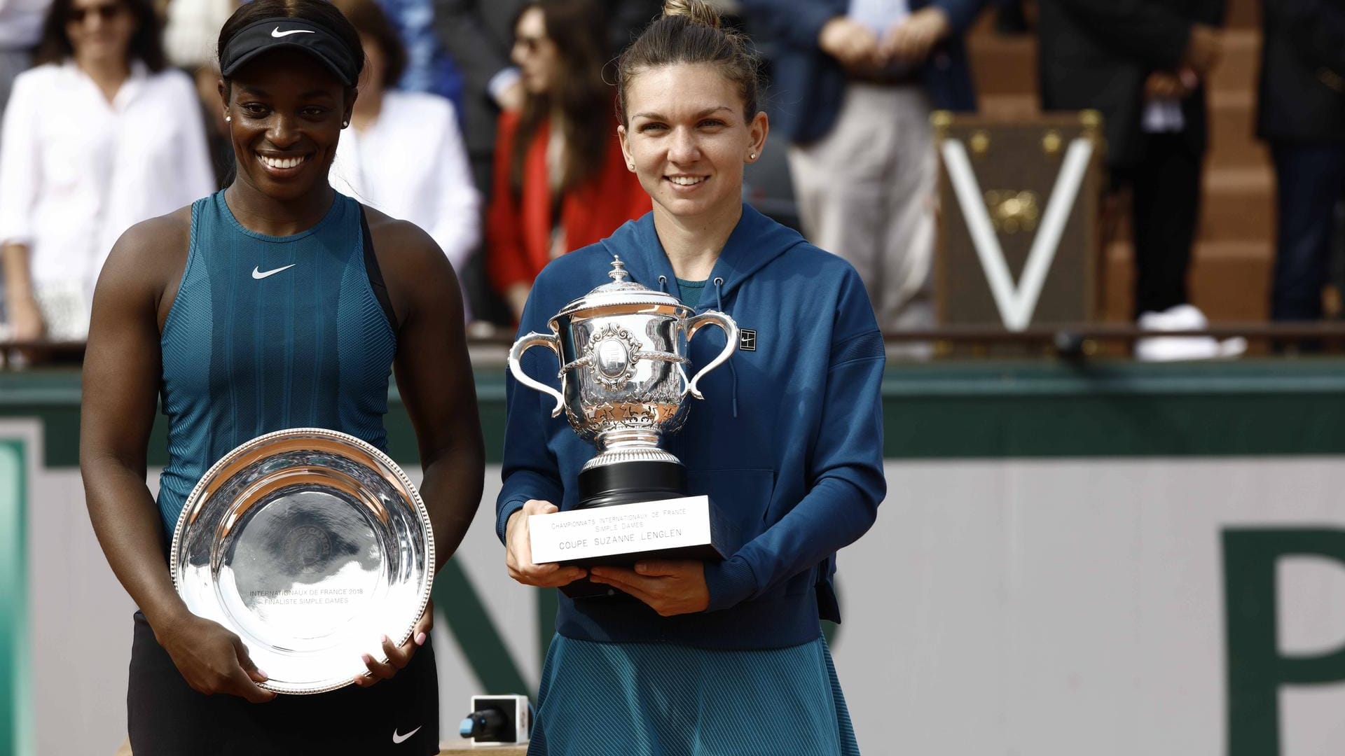 Größter Erfolg: Halep (r.) mit der Trophäe für den French-Open-Sieg neben Finalgegnerin Stephens.