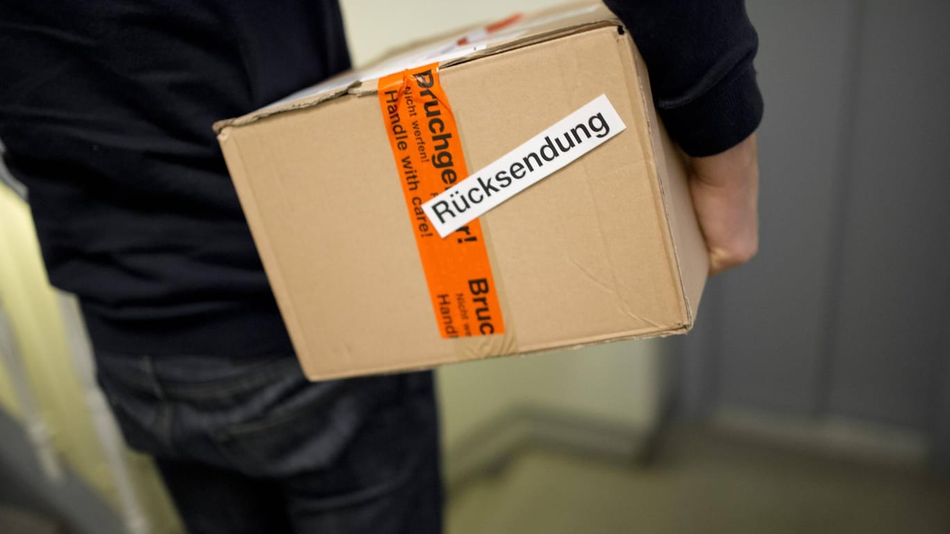 Paketträger mit einem Retoure-Paket. Alles ordnungsgemäß verpackt? Ein Zeuge oder eine Zeugin kann bei Retoure-Problemen mit einem Versandhändler wichtig werden.