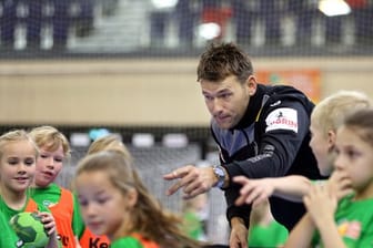 Handball-Bundestrainer Christian Prokop beim Training mit Rostocker Grundschulkindern.