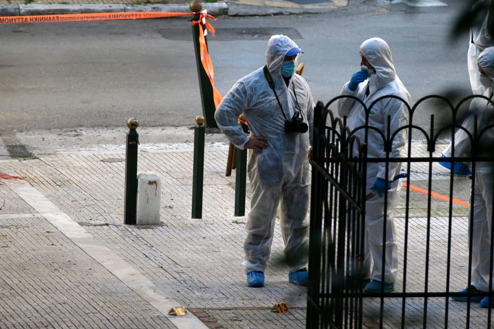 Ermittler am Anschlagsort in Athen: Unbekannte haben einen Sprengsatz gezündet. Ein Polizist wurde verletzt.