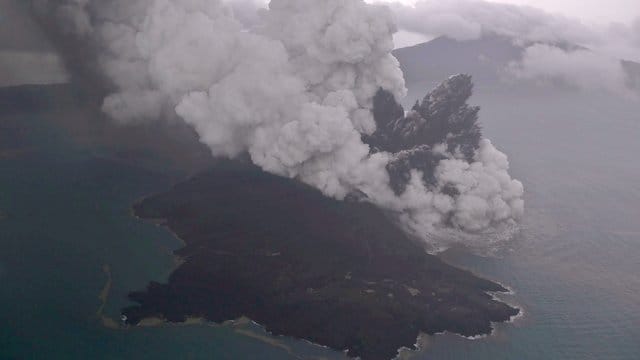 Blick auf den Krater des Vulkans Anak Krakatau in der Sunda-Meerenge. Blick auf den Krater des Vulkans Anak Krakatau in der Sunda-Meerenge.