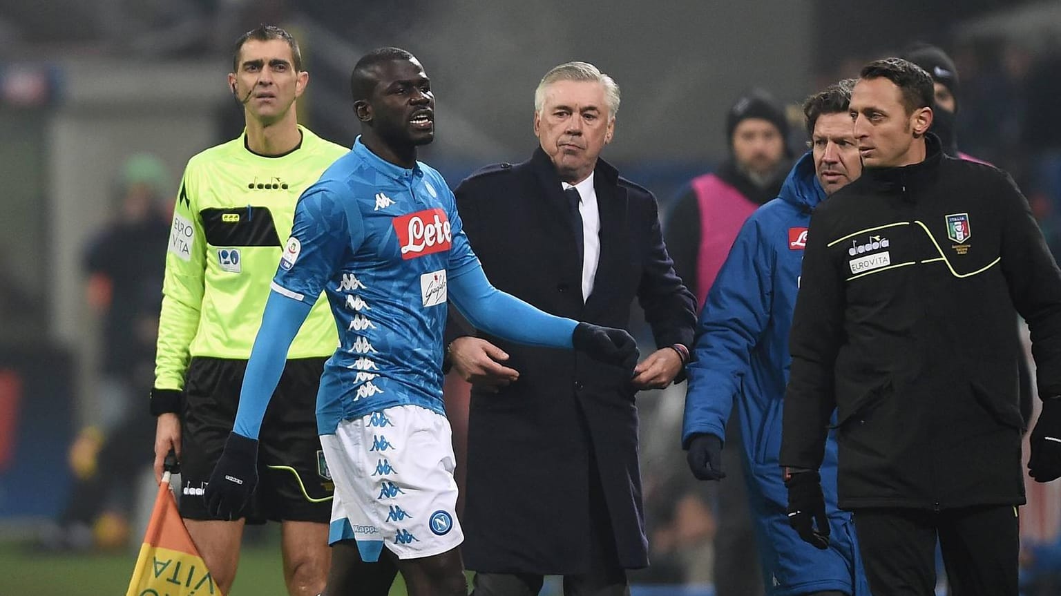 Kalidou Koulibaly (2. v. links) vom SSC Neapel wurde bei der Auswärtsniederlage gegen Inter rassistisch beleidigt.