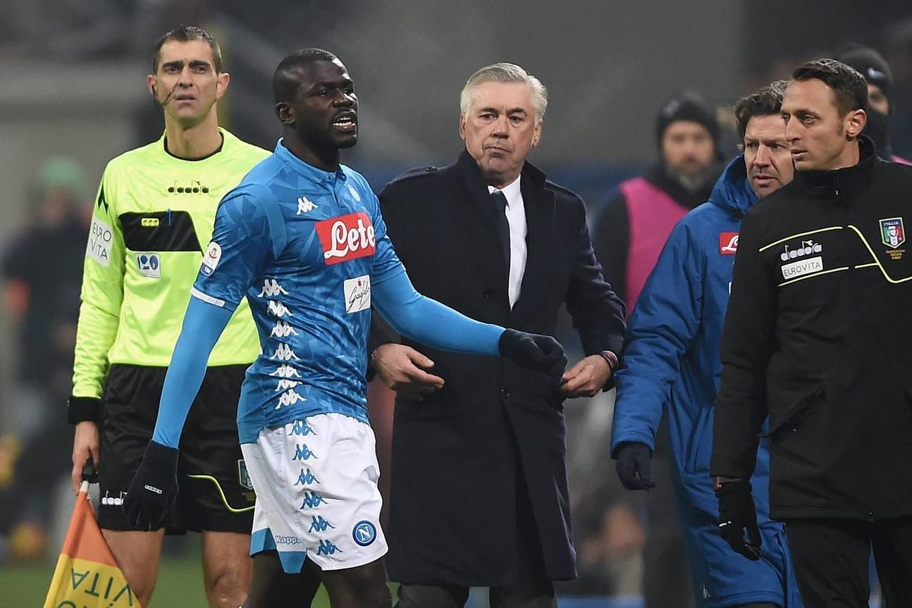 Kalidou Koulibaly (2. v. links) vom SSC Neapel wurde bei der Auswärtsniederlage gegen Inter rassistisch beleidigt.