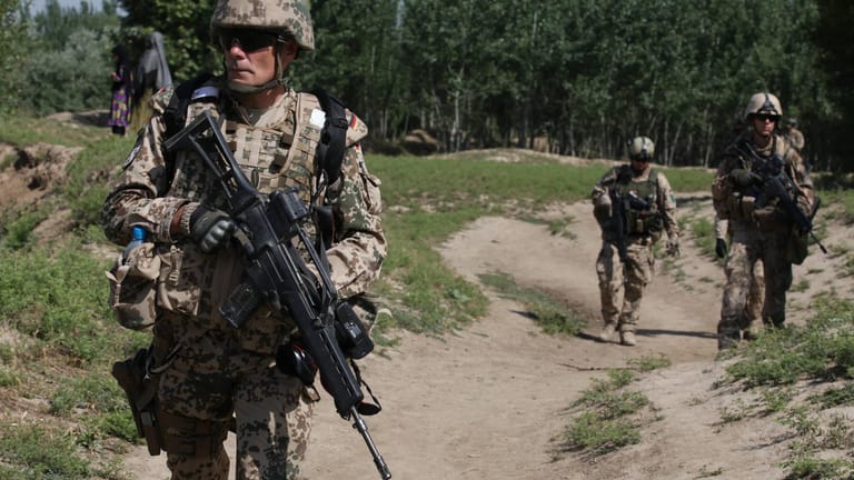 Deutsche Soldaten im afghanischen Kunduz: Deutsche Ex-Militärs befürworten einen Abzug der Truppen.