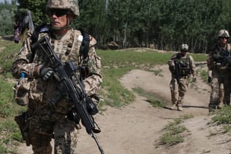 Deutsche Soldaten im afghanischen Kunduz: Deutsche Ex-Militärs befürworten einen Abzug der Truppen.