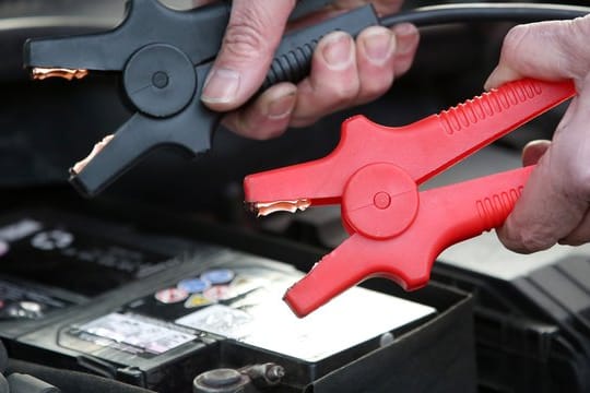 Mit einem Ladegerät lässt sich die Autobatterie vorsorglich nachladen.