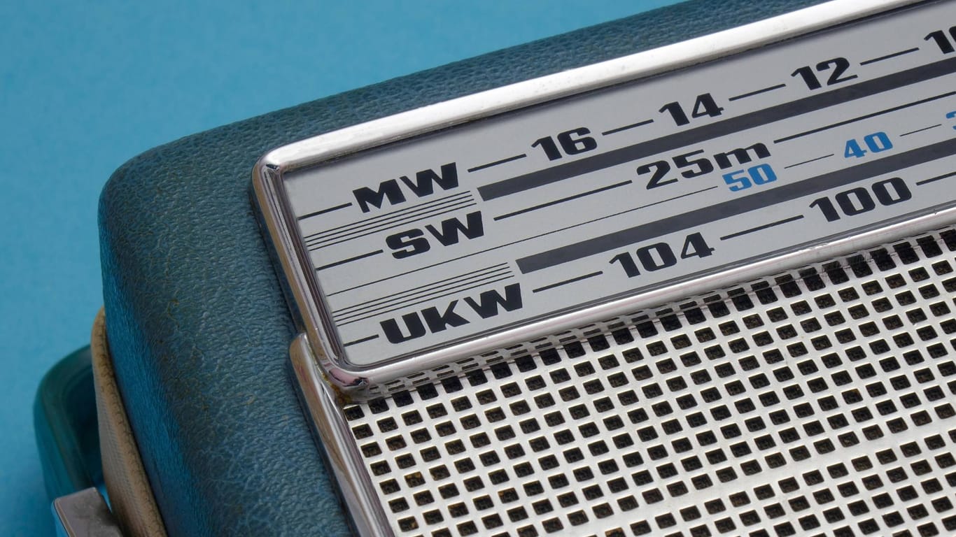 Ein altmodisches Kofferradio: Seit 1949 gibt es in Deutschland UKW-Radio.