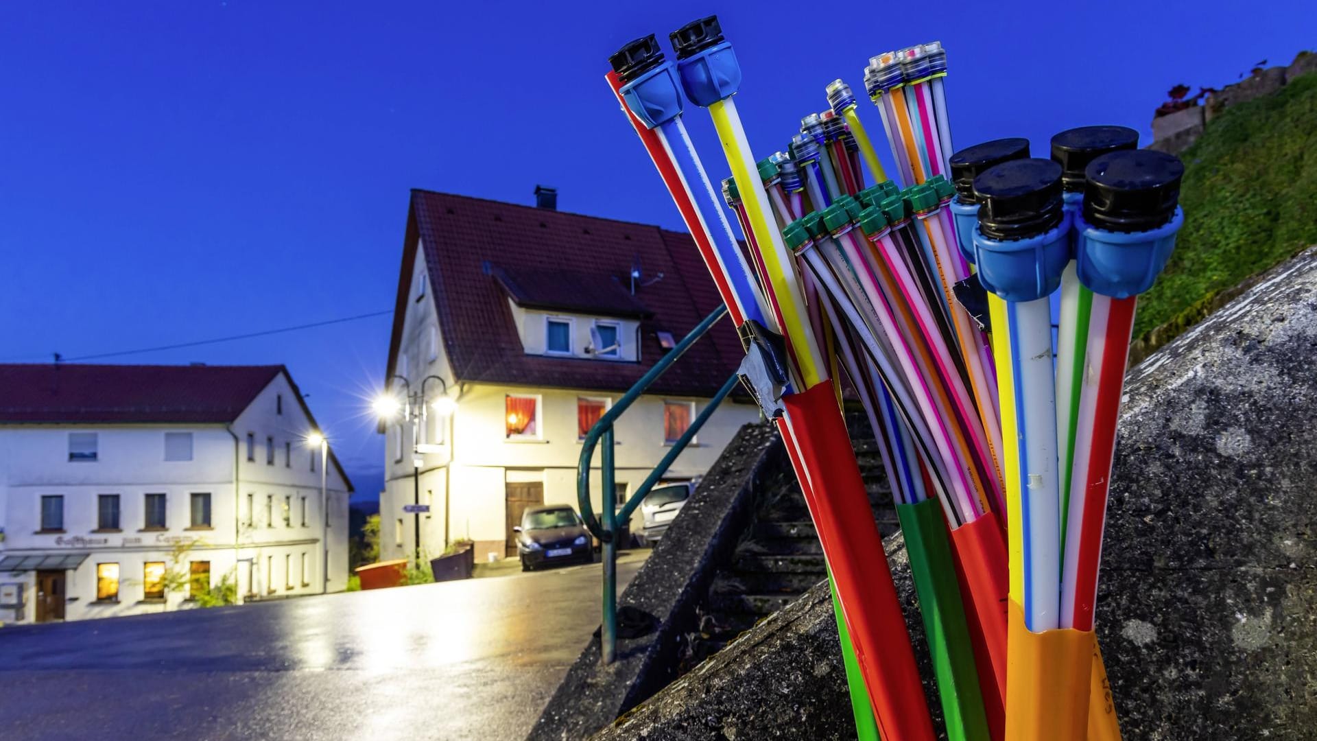 Der Breitbandausbau in Deutschland stockt trotz hohen Fördergeldern. Von insgesamt 4,4 Milliarden Euro sind bislang erst 100 Millionen Euro geflossen. Der Breitbandausbau in Deutschland stockt trotz hohen Fördergeldern. Von insgesamt 4,4 Milliarden Euro sind bislang erst 100 Millionen Euro geflossen.