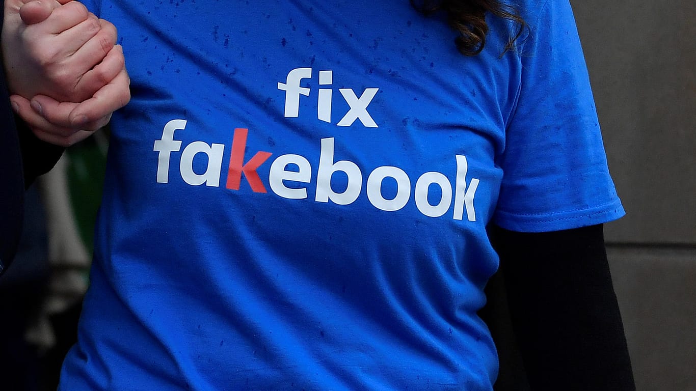Eine Demonstrantin trägt ein T-Shirt mit der Aufschrift "Fix Fakebook": Der US-Konzern wurde 2018 von zahlreichen Skandalen erschüttert.