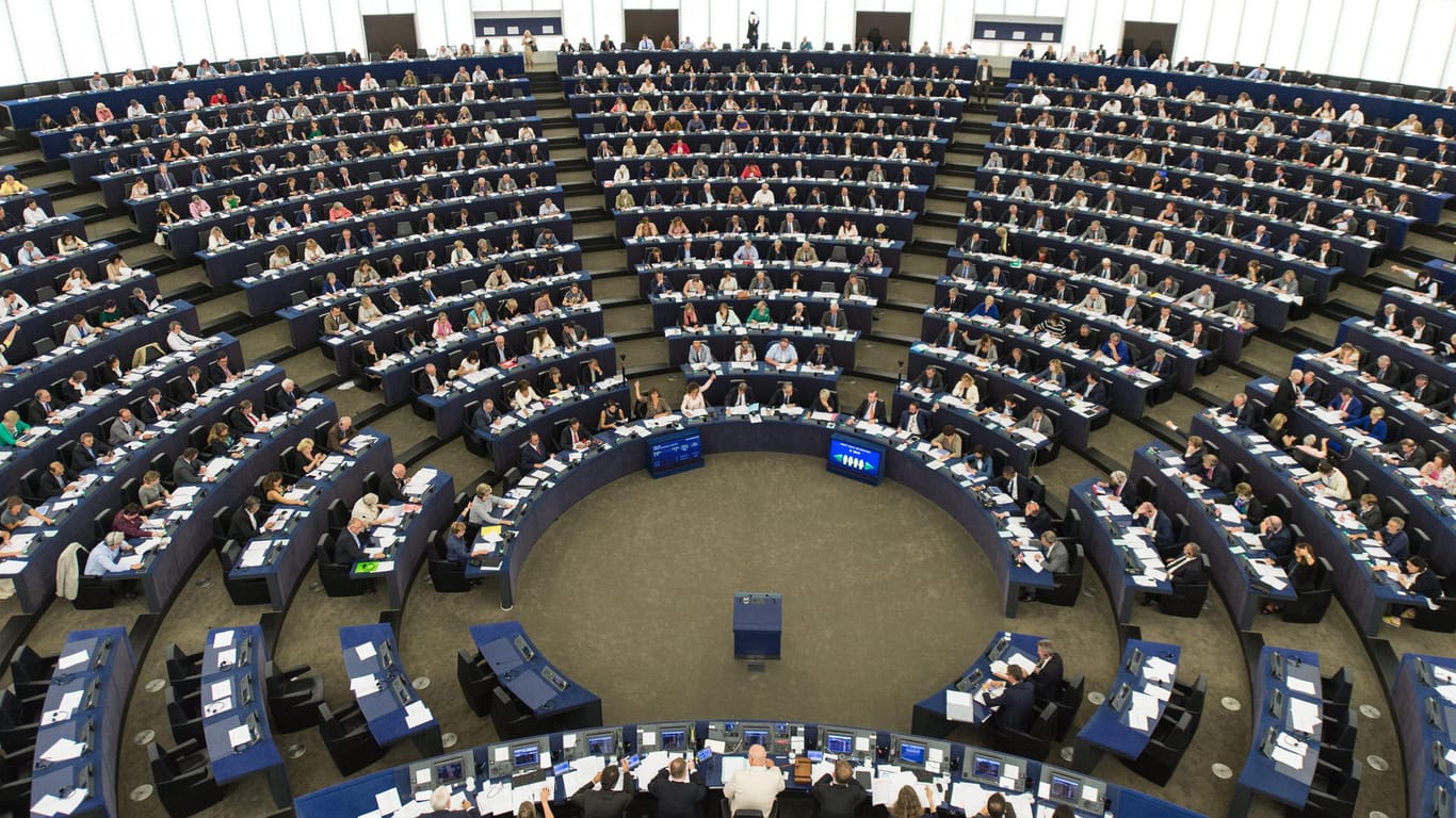 Das Europäische Parlament in Straßburg: Das Europaparlament nimmt im zweiten Anlauf einen Entwurf für eine Neuregelung des EU-Urheberrechts an - und treibt Internet-Firmen auf die Barrikaden.