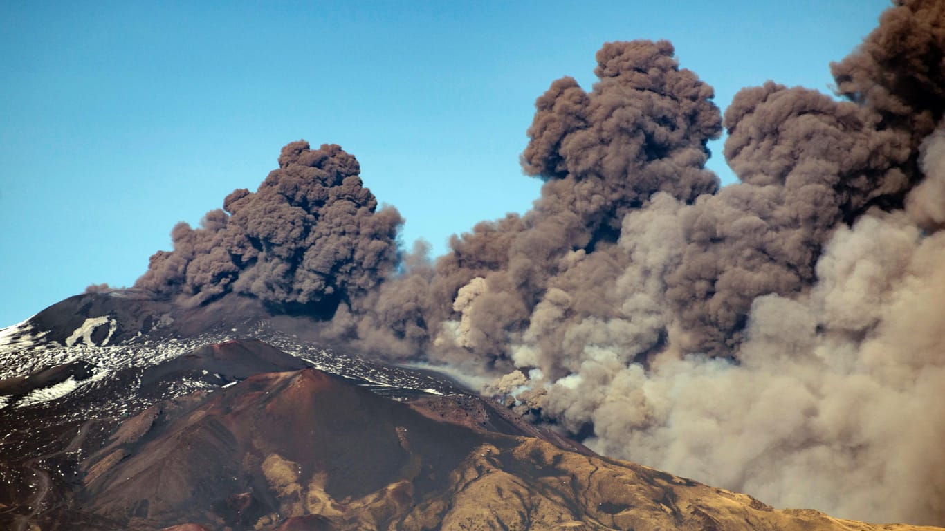 Dunkle Rauchwolken steigen aus dem Krater des Ätna: Seit vergangenem Wochenende ist der Vulkan wieder sehr aktiv.