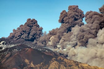 Dunkle Rauchwolken steigen aus dem Krater des Ätna: Seit vergangenem Wochenende ist der Vulkan wieder sehr aktiv.
