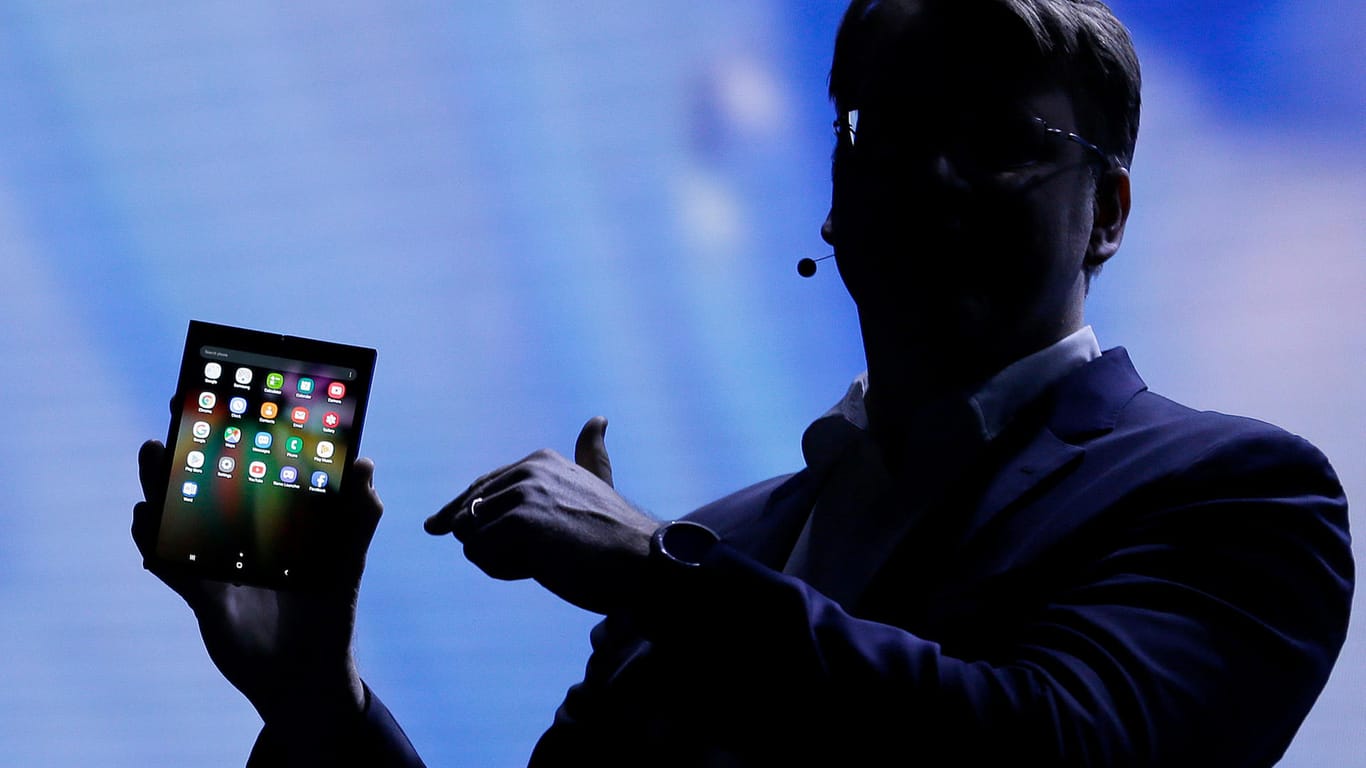 Präsentation des faltbaren Smartphones von Samsung: Das Gerät lässt sich wie ein Buch aufklappen und hat im Inneren ein zweites faltbares Display in der Größe eines kleinen Tablets.