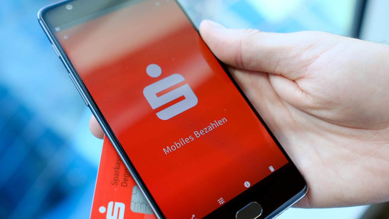 "Mobiles Bezahlen"-App der Sparkasse: Mit dem Smartphone statt Bankkarte an der Ladenkasse zahlen können inzwischen - zumindest technisch gesehen - viele in Deutschland.