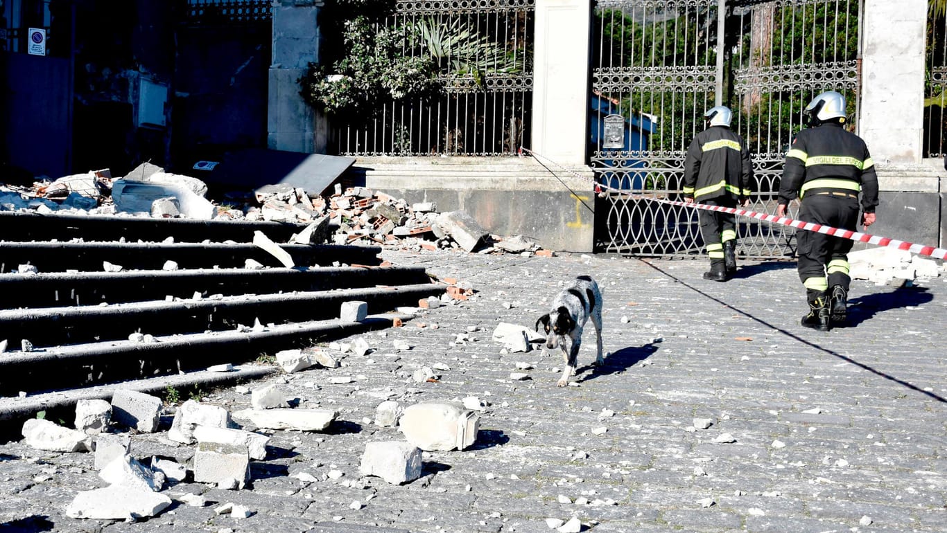 Trümmer vor einem beschädigten Gebäude in Fleri: Den Behörden wurden Hunderte Wohnungen und Häuser auf Sizilien mit Beschädigungen gemeldet.
