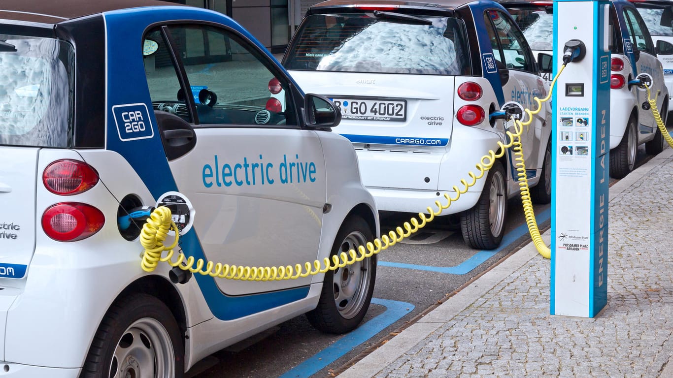 Elektroautos an einer Ladestation: Wie gefährlich der Stromantrieb für Herzpatienten ist, wurde jetzt in einer Studie untersucht.