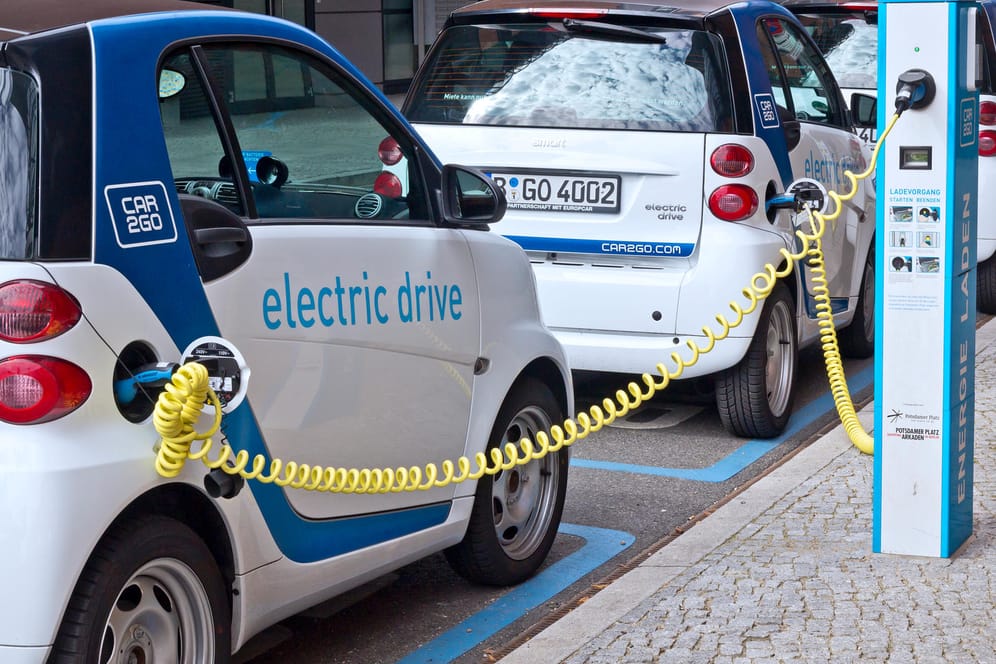 Elektroautos an einer Ladestation: Wie gefährlich der Stromantrieb für Herzpatienten ist, wurde jetzt in einer Studie untersucht.