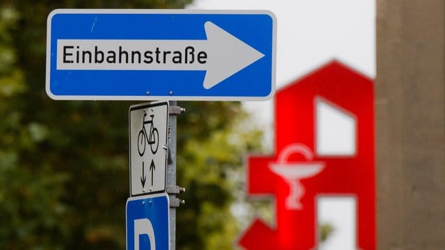 In der Einbahnstraße ausparken, ohne auf beide Richtungen zu achten, birgt eine Unfallgefahr.